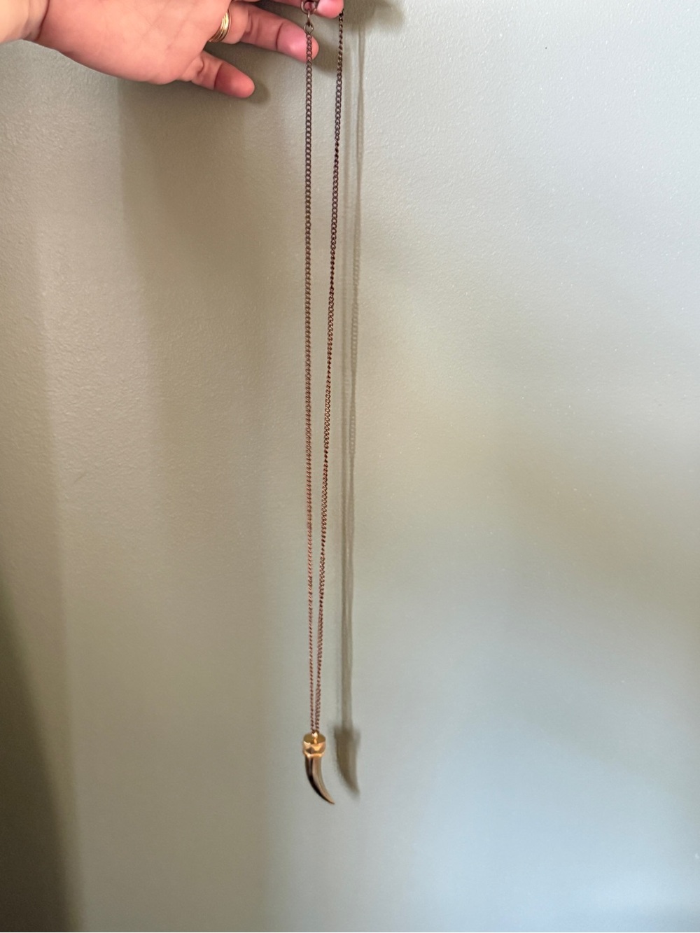 Banana Republic Gold Tone Horn Pendant Necklace (tarnished)